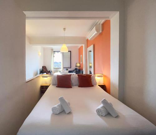 バルセロナにあるStay U-nique Apartments Colomのベッドルーム1室(ベッド1台、タオル2枚付)