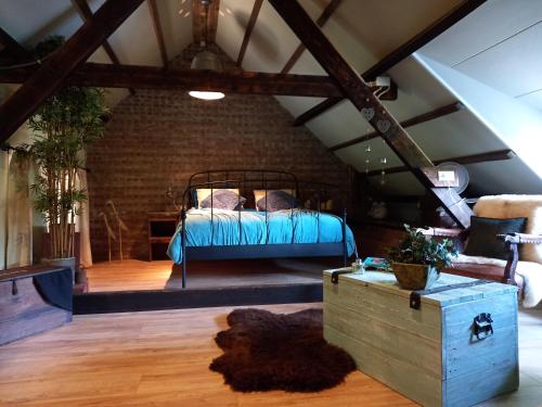 a bedroom with a bed in a attic at B&B Wood, Food & More in Alphen