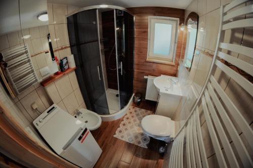 an overhead view of a bathroom with two toilets and a shower at Domek u Krysi in Wisła