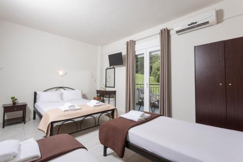 Pokój hotelowy z 2 łóżkami i balkonem w obiekcie AVRA STUDIOS w mieście Paliouri
