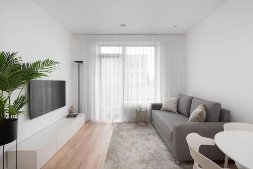 Brand New and Modern 1BDR Apartment休息區