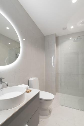 Foto Brand New and Modern 1BDR Apartment 3