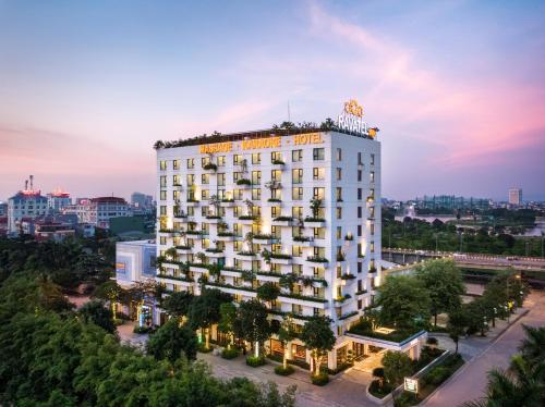 ein Hotel in einer Stadt in der Unterkunft Ravatel Luxury Hotel Bac Giang in Bắc Giang
