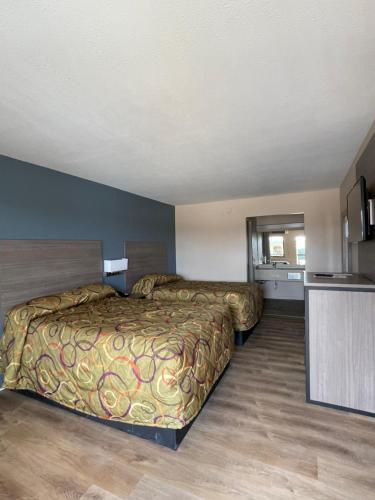 Ένα ή περισσότερα κρεβάτια σε δωμάτιο στο Garden Inn & Suites
