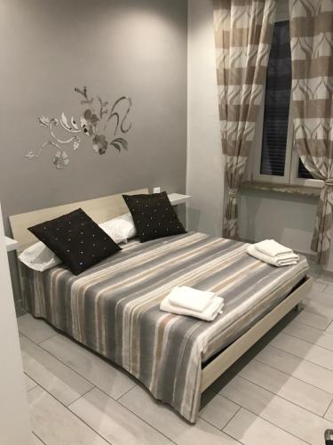 um quarto com uma cama com duas toalhas em Rosa verde em Caselle Torinese