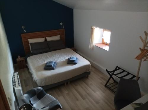a bedroom with a bed with two towels on it at Cadol'Ain in Servignat