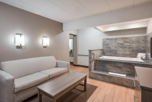 a living room with a couch and a tub at Red Roof Inn Philadelphia - Trevose in Trevose
