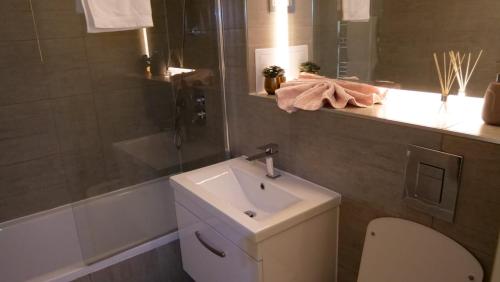 y baño con aseo, lavabo y ducha. en MK shortstay Deluxe- Capital Drive en Milton Keynes
