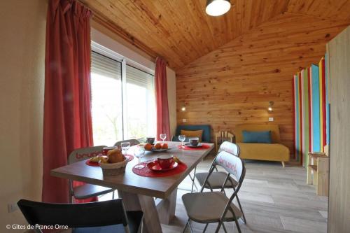 une salle à manger avec une table sur laquelle se trouve de la nourriture dans l'établissement gîte et chambres d'hôtes, à Gandelain