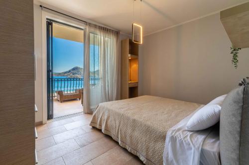 Schlafzimmer mit einem Bett und Meerblick in der Unterkunft Gold Sun Villas in Nafplio
