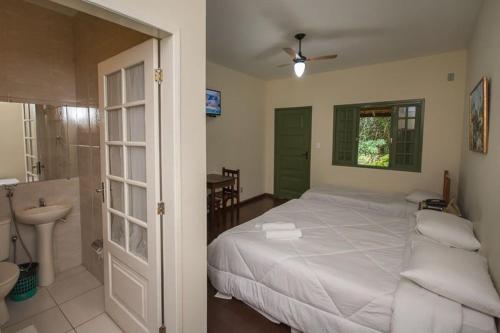 Un pat sau paturi într-o cameră la Pousada Arara