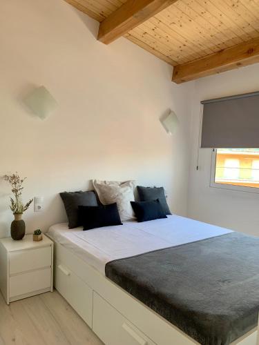 a bedroom with a large bed in a room at Flat in Girona City Centre - 5 mins from Old Town and Train Station in Girona