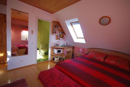 een slaapkamer met een rood bed en een raam bij Ida Majutus in Kuressaare
