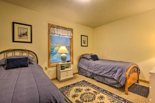 Un dormitorio con dos camas y una ventana. en Pocono Mountain Home with 3 Community Lakes!, en Gouldsboro