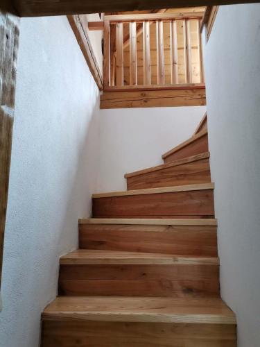 a staircase in a house with wooden steps at Jedlinka 37 in Klášterec nad Orlicí
