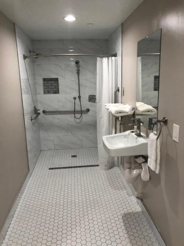 A bathroom at Rodeway Inn South Gate - Los Angeles South