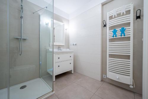 łazienka z prysznicem i umywalką w obiekcie Apartament Holiday w Darłówku