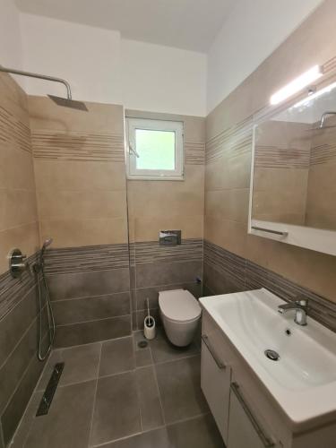 une salle de bain avec une douche, des toilettes et un lavabo dans l'établissement Welcome home, à Saranda