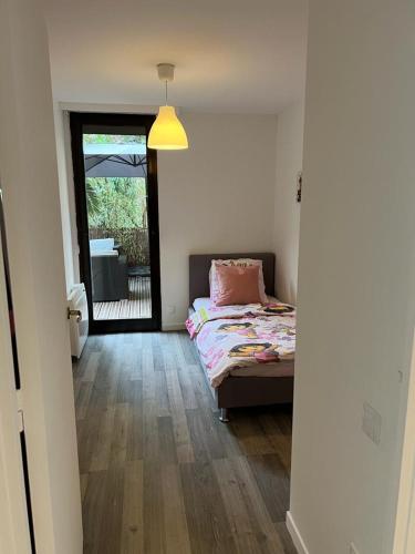 - une chambre avec un lit et une porte donnant sur une terrasse dans l'établissement Cannes Eden résidence de luxe piscine tennis, à Vallauris