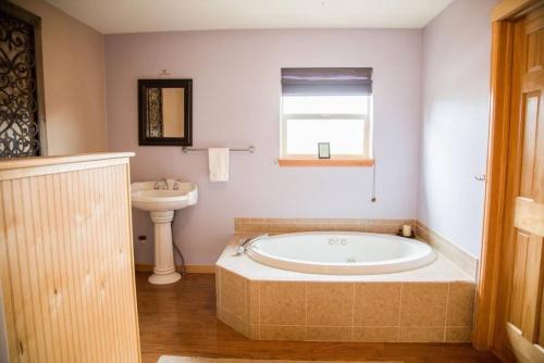 A bathroom at Old Man Mountain, Spacious lodge with loft Great for families, Dogs allowed