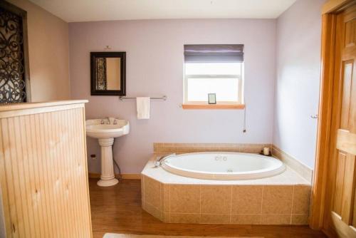 a bathroom with a tub and a sink at Old Man Mountain, Spacious lodge with loft Great for families, Dogs allowed in Estes Park
