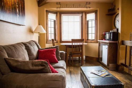 uma sala de estar com um sofá e uma mesa em Sundance Suite, 1 Bedroom with fireplace Dogs OK em Estes Park