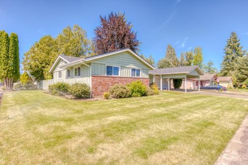 a house with a large yard at Machouse in McMinnville