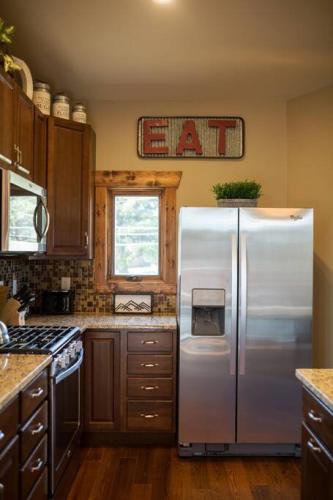 Dapur atau dapur kecil di Spacious 2nd story loft with awesome views