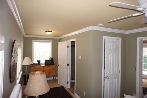 エステス・パークにあるMt Olympus Cabin, Cozy 1 bedroom cabin Great for couplesのベッドルーム(シーリングファン、デスク付)