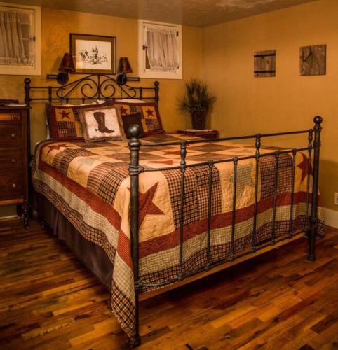 Ένα ή περισσότερα κρεβάτια σε δωμάτιο στο Mummy Mtn Suite 1 Bedroom suite with fireplace and jacuzzi tub