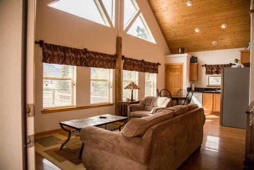 uma sala de estar com um sofá e uma mesa em Twin Owls Lodge, Great for families Master bedroom, Loft, full kitchen, Dogs OK em Estes Park