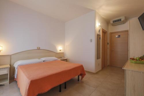 En eller flere senge i et værelse på Hotel Corallo