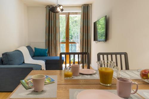 een woonkamer met een tafel en een eetkamer bij Apartament Rodzinny Zielona in Krynica Zdrój