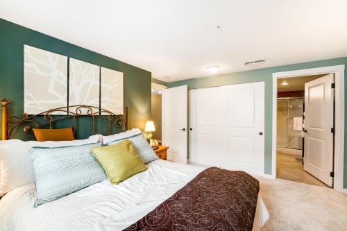 Cama o camas de una habitación en Park Pointe Markias Hideaway D102