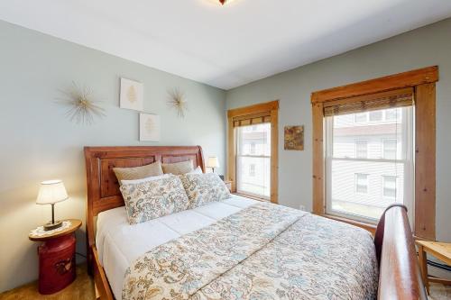 Un dormitorio con una cama grande y una ventana en Proctorsville Paradise en Proctorsville