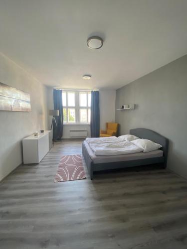 Postel nebo postele na pokoji v ubytování Apartmán na náměstí