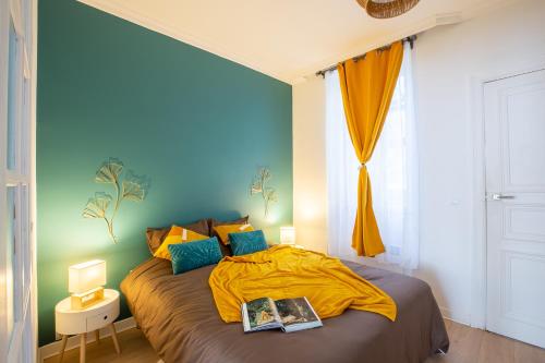 ein Schlafzimmer mit einem Bett mit einer gelben Decke in der Unterkunft Le Marché de l'Elégance à Vernon-Giverny - Claude Monet - Downtown in Vernon