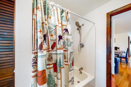cortina de ducha en el baño con bañera en Lake House First Floor, en Vassalboro