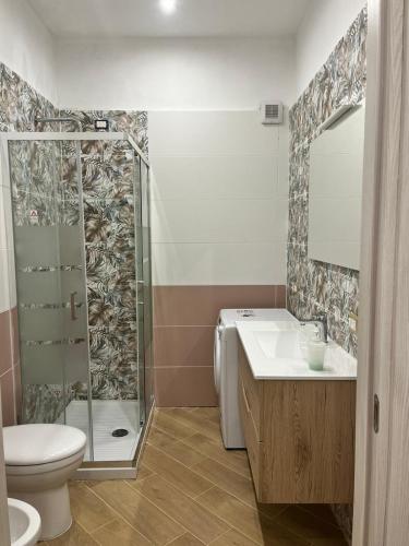 ein Bad mit einer Dusche, einem WC und einem Waschbecken in der Unterkunft A casa di Alessandra in Mailand