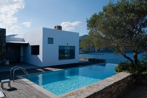 Piscina de la sau aproape de Villa Aiolos: above the sea, within Agios Nikolaos