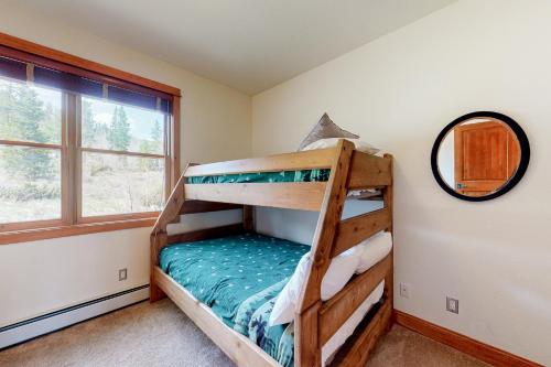 - une chambre avec 2 lits superposés et un miroir dans l'établissement Antlers Gulch #304, à Keystone