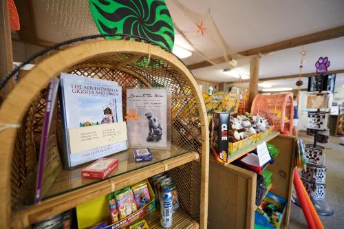 una tienda con una estantería con libros y otros artículos en Moody Beach Camping Resort Wheelchair Accessible Park Model 15, en Moody