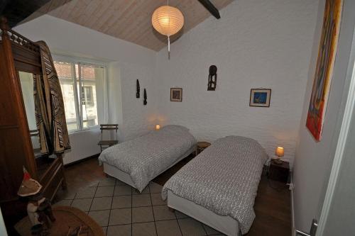 1 Schlafzimmer mit 2 Betten in einem Zimmer in der Unterkunft Gîte proche Puy du Fou in Mortagne-sur-Sèvre