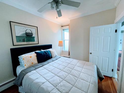 Schlafzimmer mit einem Bett und einem Deckenventilator in der Unterkunft Luxury Executive Suite Harvard Allston 3 Bedrooms 2 Baths in Boston