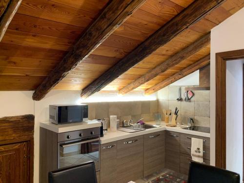 una cucina con fornelli e microonde di Maison Moline ad Aosta