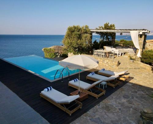 Bazen u ili blizu objekta Villa Aiolos: above the sea, within Agios Nikolaos