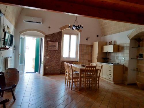 a kitchen with a table and chairs in a room at B&B Il Caminetto in Matera