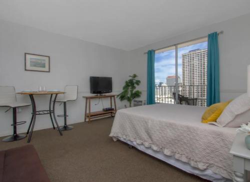 a bedroom with a bed and a window with a view at Vacation Apartment for Couples in Honolulu Hawaii in Honolulu