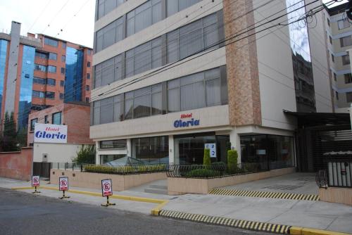 ラパスにあるHotel Gloria Calacotoの看板が目の前の通り沿いの建物