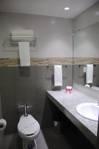ห้องน้ำของ Hotel Gloria Calacoto